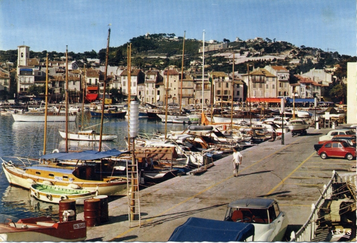 Un coin du port (carte postale de 1960) - Cassis