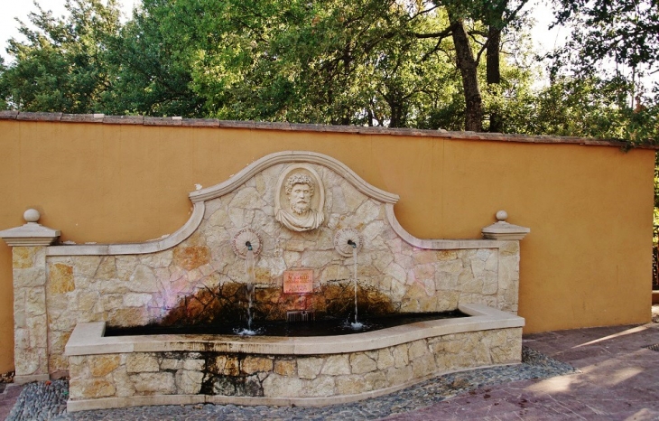 Fontaine - Châteauneuf-le-Rouge