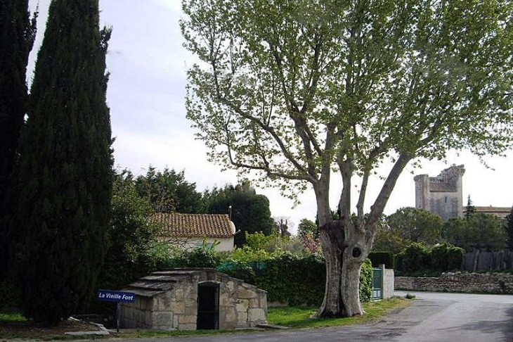 La vieille fontaine : vue sur le village - Fontvieille