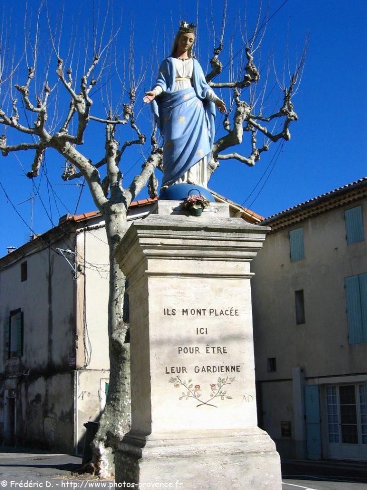 Statue de la Vierge Marie, au centre du village !qui veille et protege les gravesonnais et gravesonnaises !