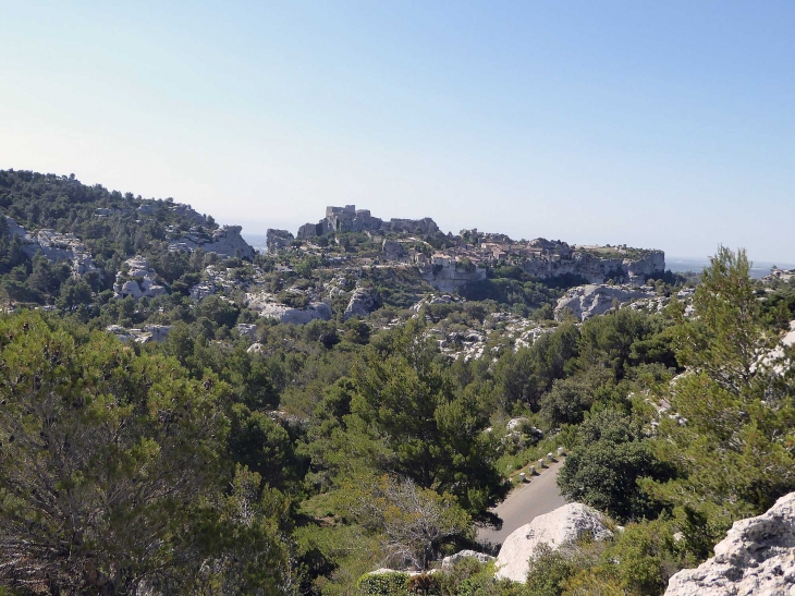 Le village dans son environnement de rochers - Les Baux-de-Provence