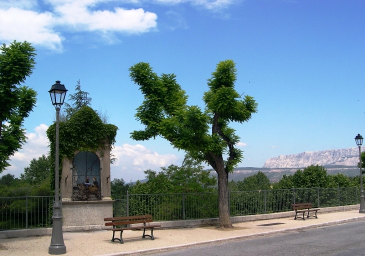 Un oratoire dans la verdure - En arrière-plan, la montagne Sainte-Victoire  - Peynier