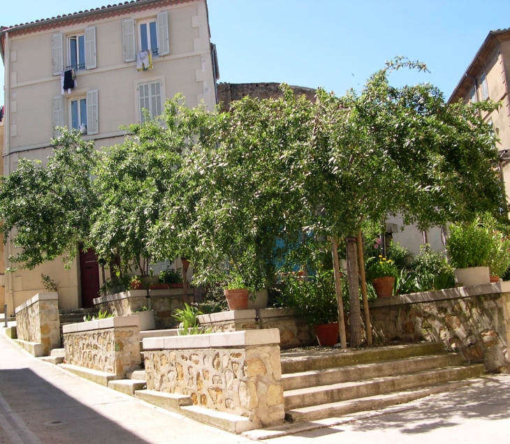 Une place rénovée  - Peynier