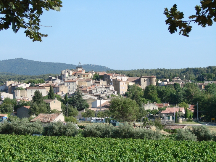 Vue générale du village provençal  - Peynier