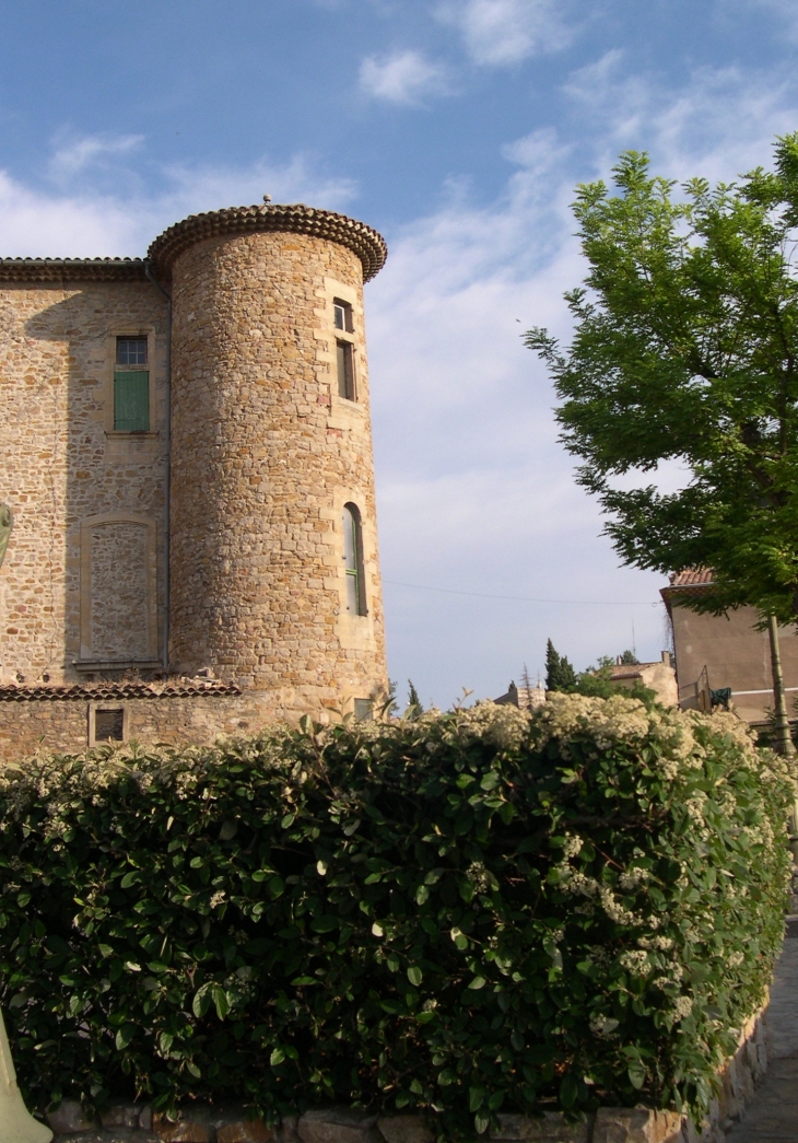 Vue latérale d'une tour du château  - Peynier