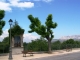 Photo suivante de Peynier Un oratoire dans la verdure - En arrière-plan, la montagne Sainte-Victoire 