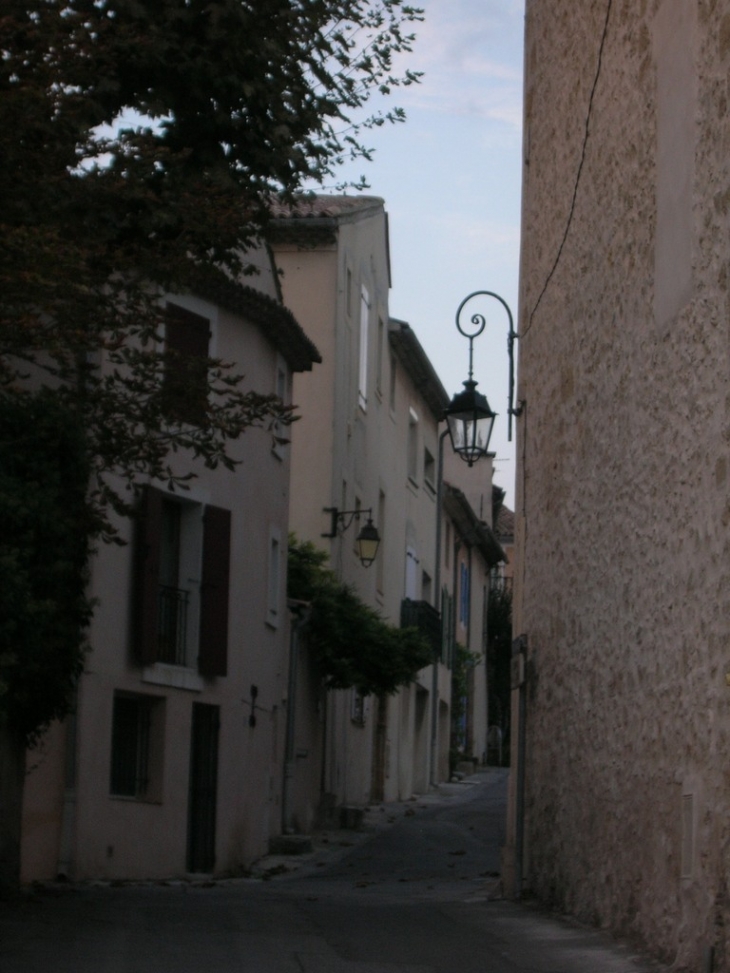 Jolie petite rue montante vers lpa place de l'église - Saint-Cannat