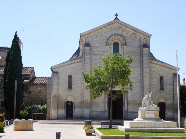 Devant l'église - Saint-Martin-de-Crau