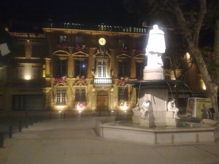 Place de l'Hôtel de Ville - vue de nuit - Salon-de-Provence