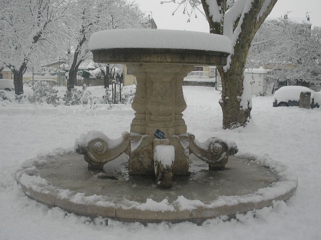 Fontaine de la place - Simiane-Collongue