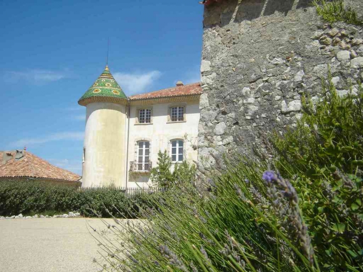 Château d'Aiguines vu de derrière sa chapelle