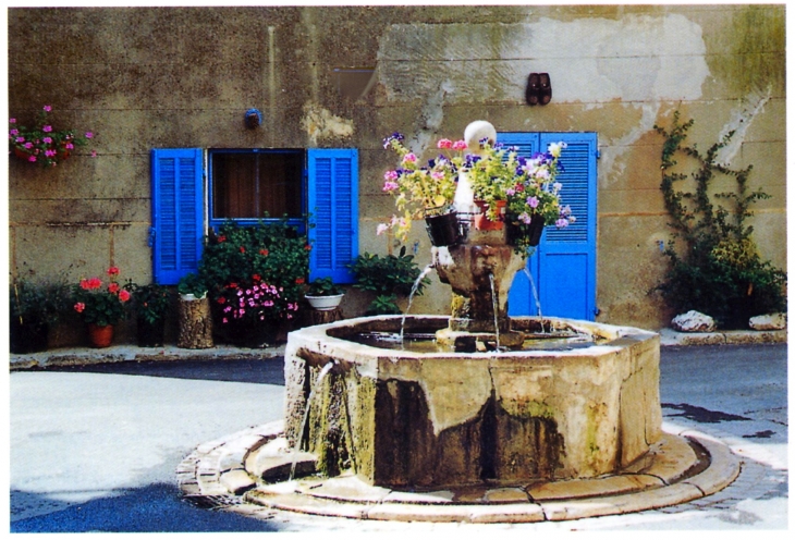 Village aux 7 fontaines (carte postale 1990). - Besse-sur-Issole