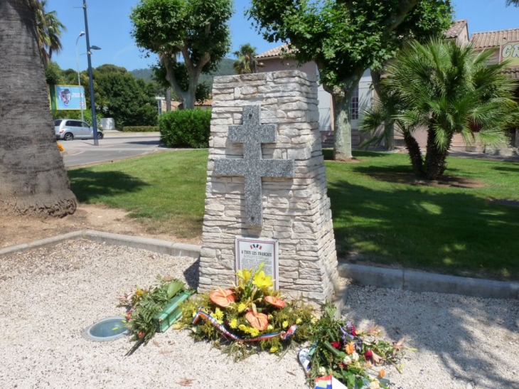 Stèle du souvenir Ave Général de Gaulle - Carqueiranne