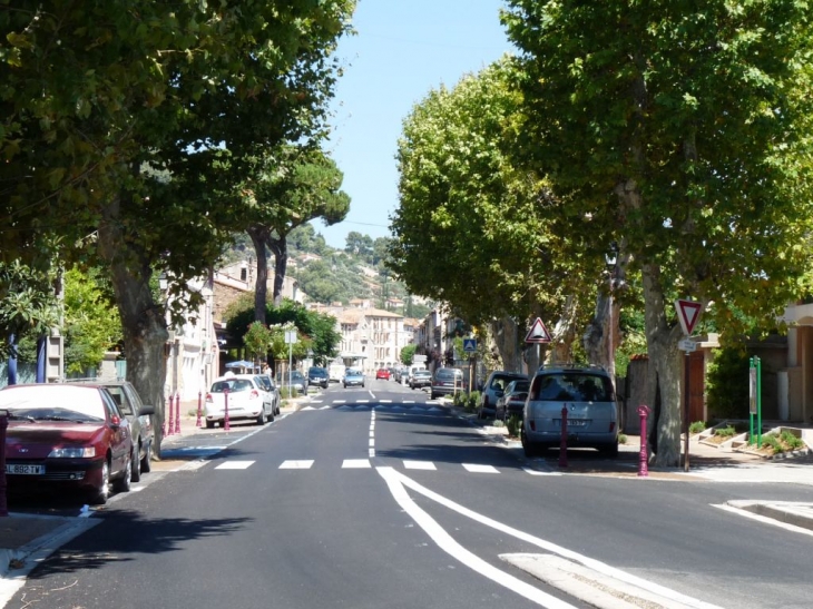 La route principale du village - La Farlède