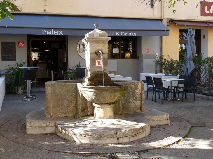 La fontaine place Vieille - La Garde-Freinet