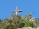 La croix surplombant le village