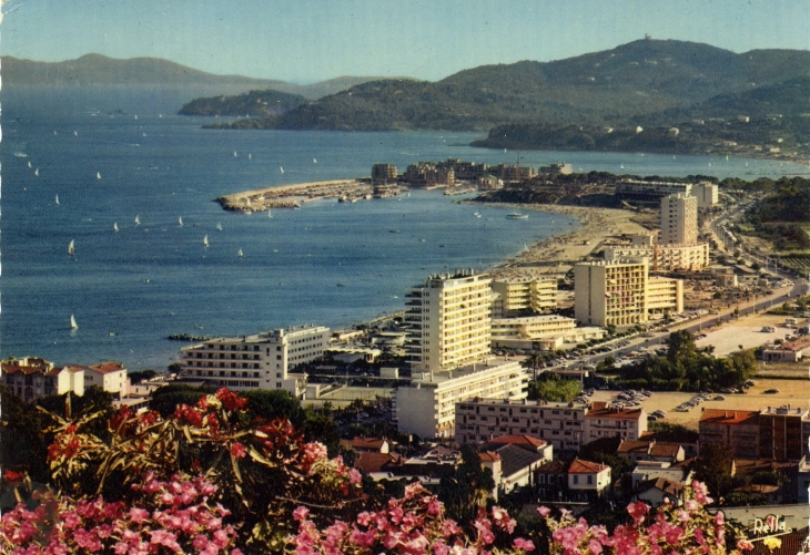 Vue générale. Au loin le port de la Favière, le Cap Bénat  et l'ile de Port Cros (carte postale de 1970) - Le Lavandou