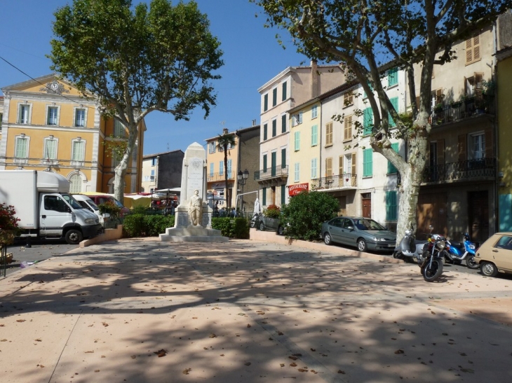 Place D'Entrechaux - Lorgues