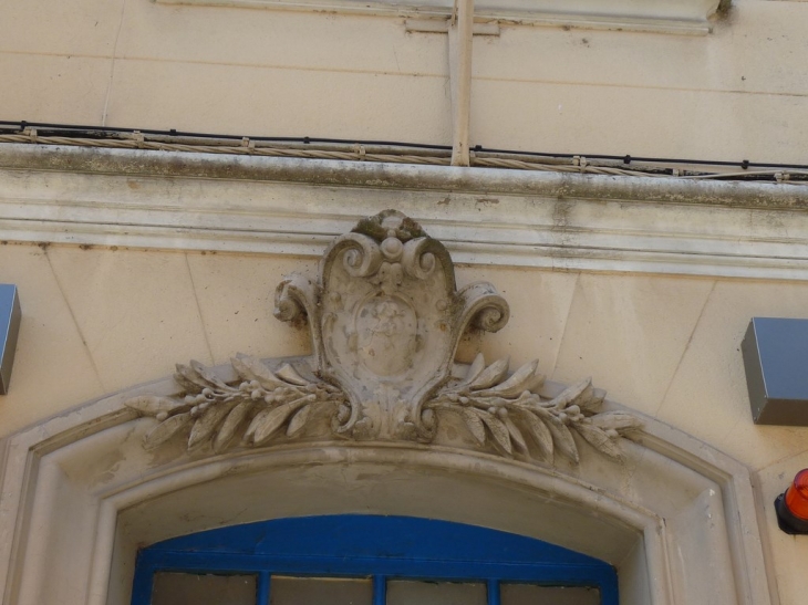 Sur une facade , dans la Grand Rue - Montfort-sur-Argens