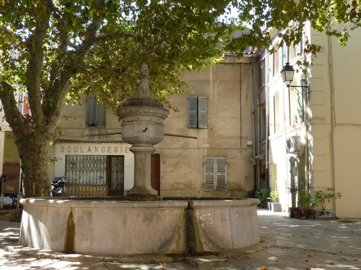 Place de Verdun - Nans-les-Pins