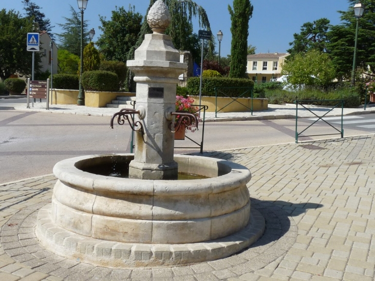 La fontaine au centre du village - Plan-d'Aups-Sainte-Baume