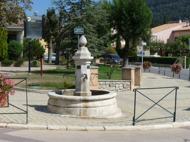 La fontaine au centre du village - Plan-d'Aups-Sainte-Baume