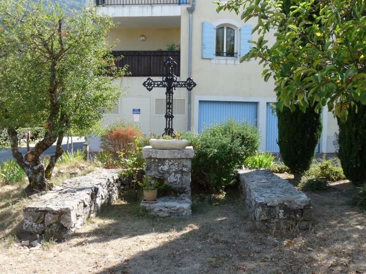 Croix érigée au XIXè siècle et restaurée en 1906, indique l'emplacement de la chapelle Sainte Magdelaine, dans les textes du XVIIè siècle - Plan-d'Aups-Sainte-Baume