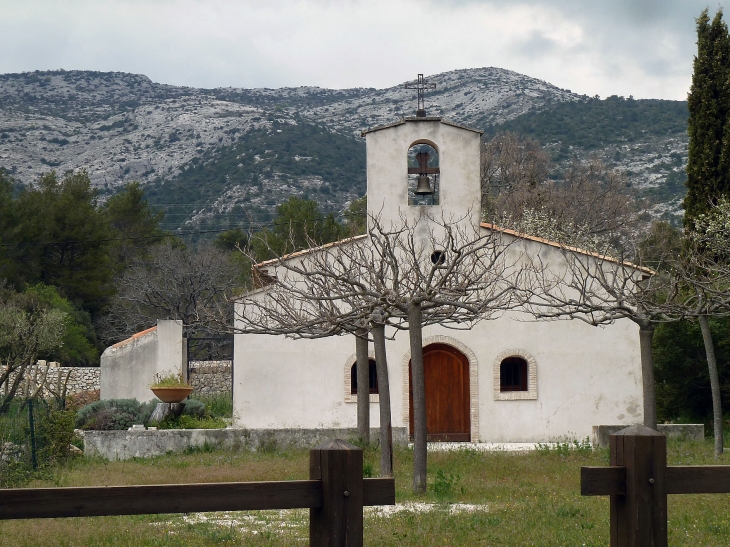 L'église dans son décor de montagne - Riboux