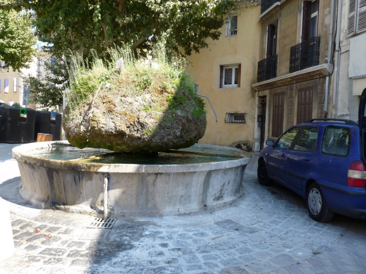 Fontaine Saint Roch , place du 4 Septembre - Saint-Zacharie