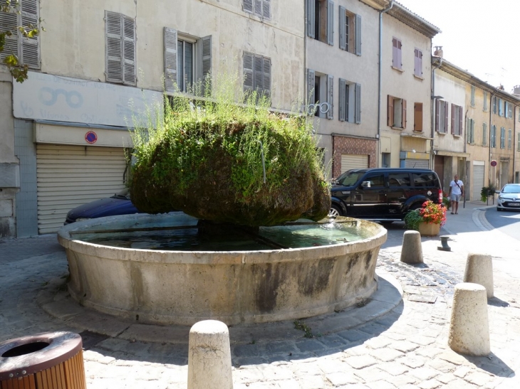 Fontaine Saint Roch , place du 4 Septembre - Saint-Zacharie