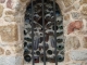 la chapelle Notre Dame de Pépiole : vitrail restauré avec des bouteilles