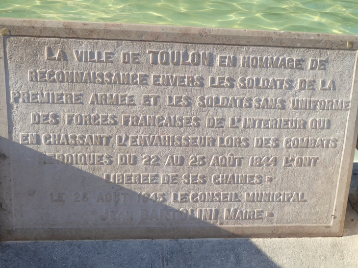 Devant la fontaine de la Fédération - Toulon