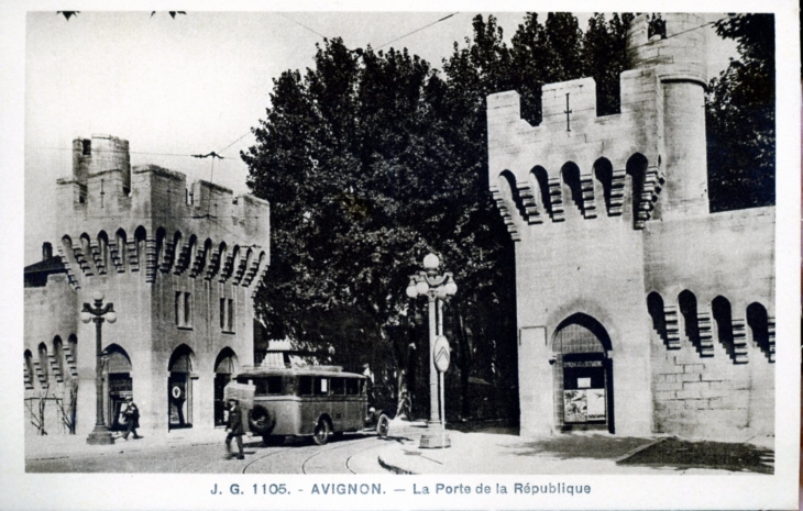 La Porte de la République, vers 1920 (carte postale ancienne). - Avignon