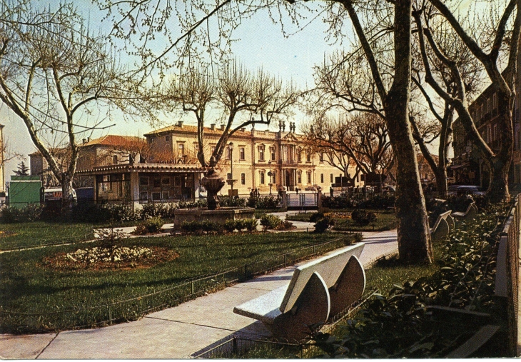 Le Jardin public, la vieille fontaine et l'hôtel Dieu (carte postale de 1969) - Carpentras