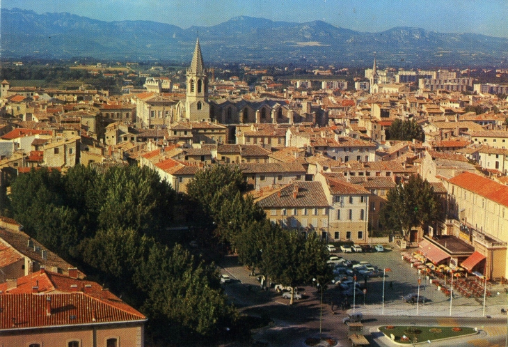 Vue aérienne : au centre la Cathédrale Saint-Siffrein (carte postale de 1968) - Carpentras