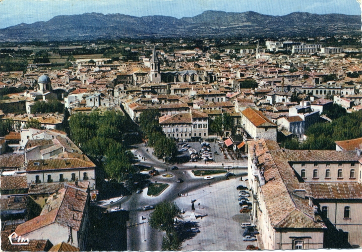 Vue générale aérienne - Centre ville - Au fond, les Dentelles de Montmirail (carte postale de 1960) - Carpentras