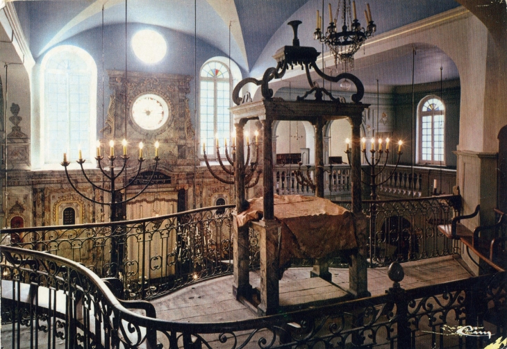Intérieur de la Synagogue la plus vieille de France - Au fond les Tables de la Loi. (carte postale de 1960) - Carpentras
