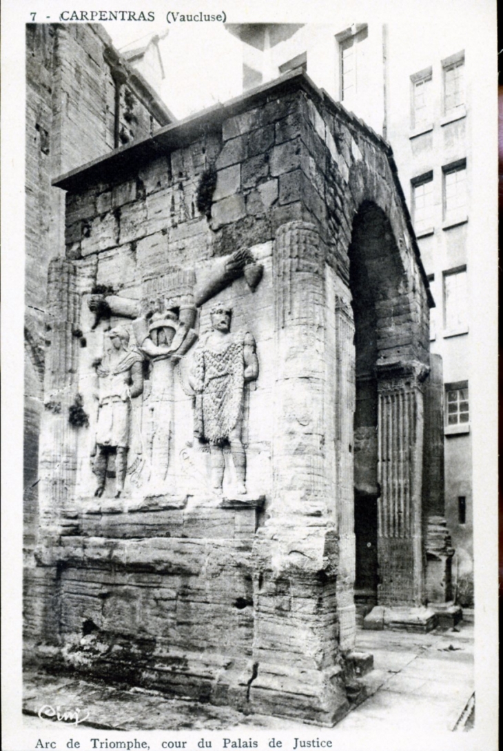 Arc de Triomphe, cour du Palais de Justice, vers 1930 (carte postale ancienne). - Carpentras