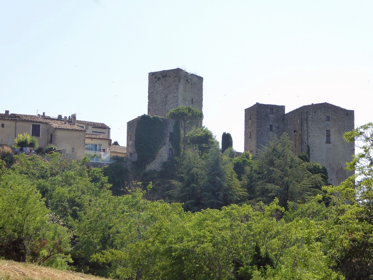 Le village et le château - Caseneuve