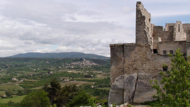 Le château, au fond, le village de Bonnieux - Lacoste