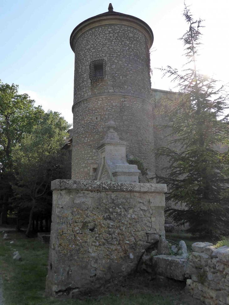 Château de Javon : tour d'angle - Lioux