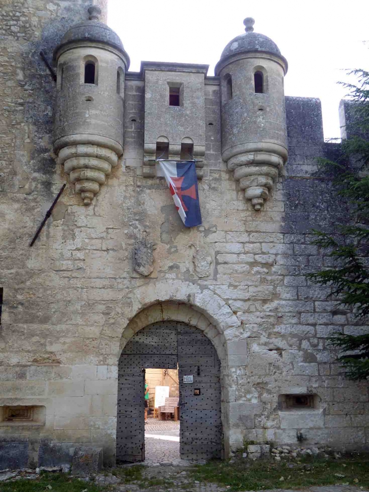 Château de Javon : l'entrée - Lioux