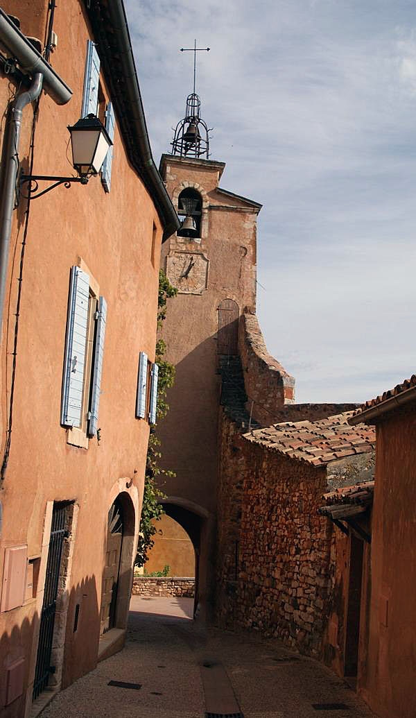 Vers la porte de l'horloge - Roussillon