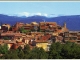 Le Village est aussi coloré que les falaises qui l'entourent (carte postale de 1990)