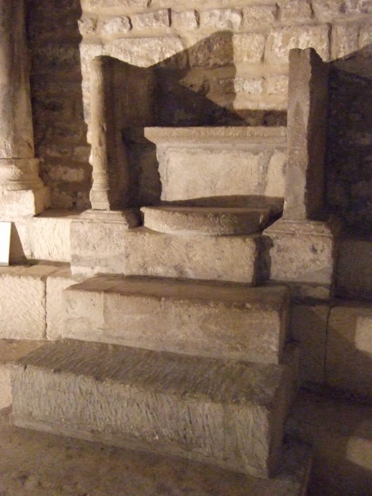 Cathédrale N-D. de Nazareth, le fauteuil épiscopal - Vaison-la-Romaine