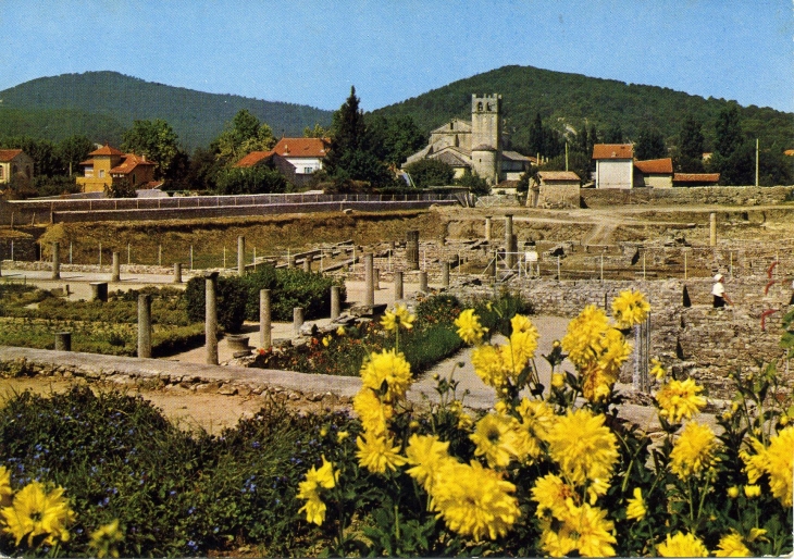 Quartier de la Villasse. Au fond la Cathédrale de Notre Dame de Nazareth (carte postale de 1968) - Vaison-la-Romaine