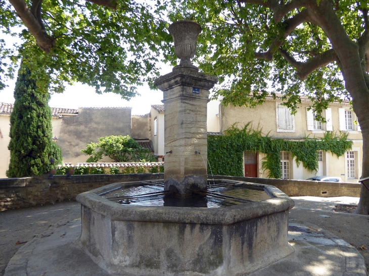 Fontaine sous les platanes - Velleron