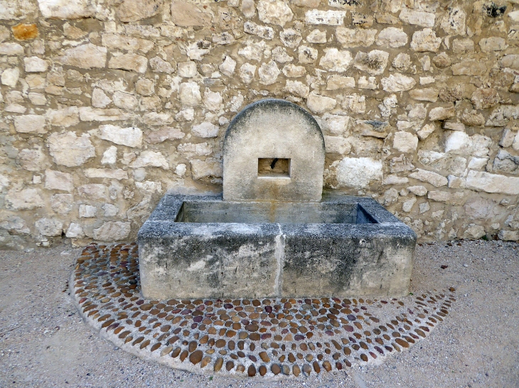Fontaine dans les remparts - Velleron