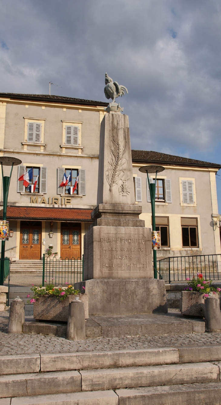 La Mairie et le Monument-aux-Morts - Champfromier