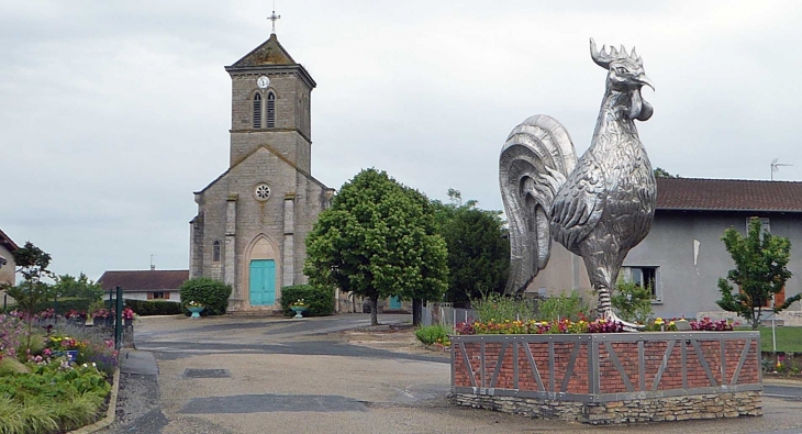Le Poulet de Bresse et l'église - Mantenay-Montlin